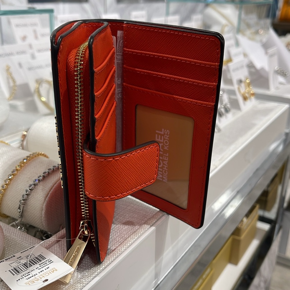 MICHAEL KORS Medium Crossgrain Leather Bifold Wallet ZP CN
Red Clay 
NWT - Picture 6 of 16